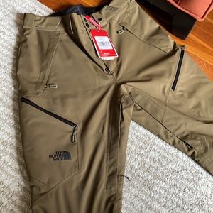Mens North Face dry vent ski/snowboard pants. Size MEDIUM.